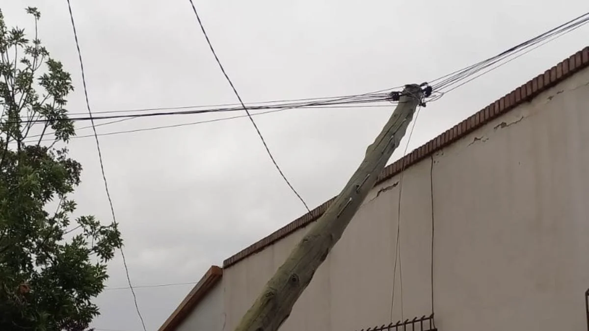 Por la tormenta, un poste de luz cayó sobre una vivienda en San Rafael