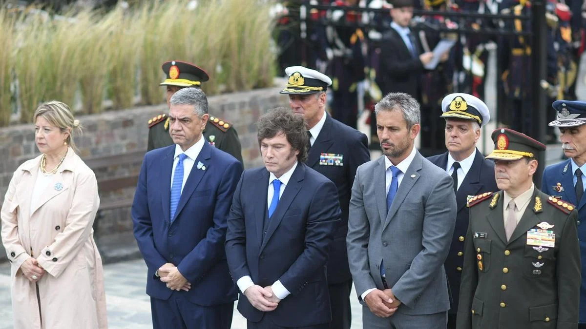 Javier Milei usó el acto de Malvinas para mostrar a Adorni y defender las privatizaciones