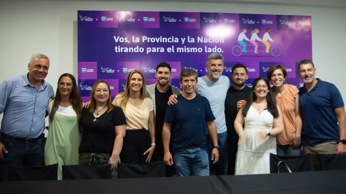 Capital copó de militantes la presentación de candidatos para contrarrestar el violeta de la alianza