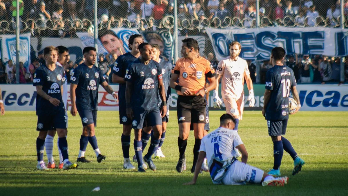 Sebastián Villa, en el ojo de la tormenta: la absurda expulsión en 58 segundos que complica a la Lepra