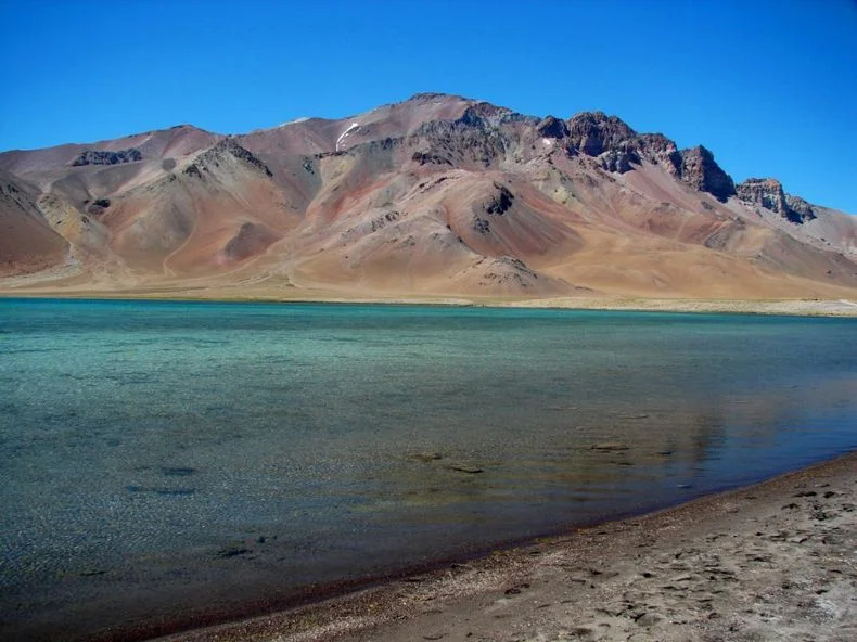 La Laguna del Diamante es uno de los atractivos que tiene el turismo mendocino.&nbsp;