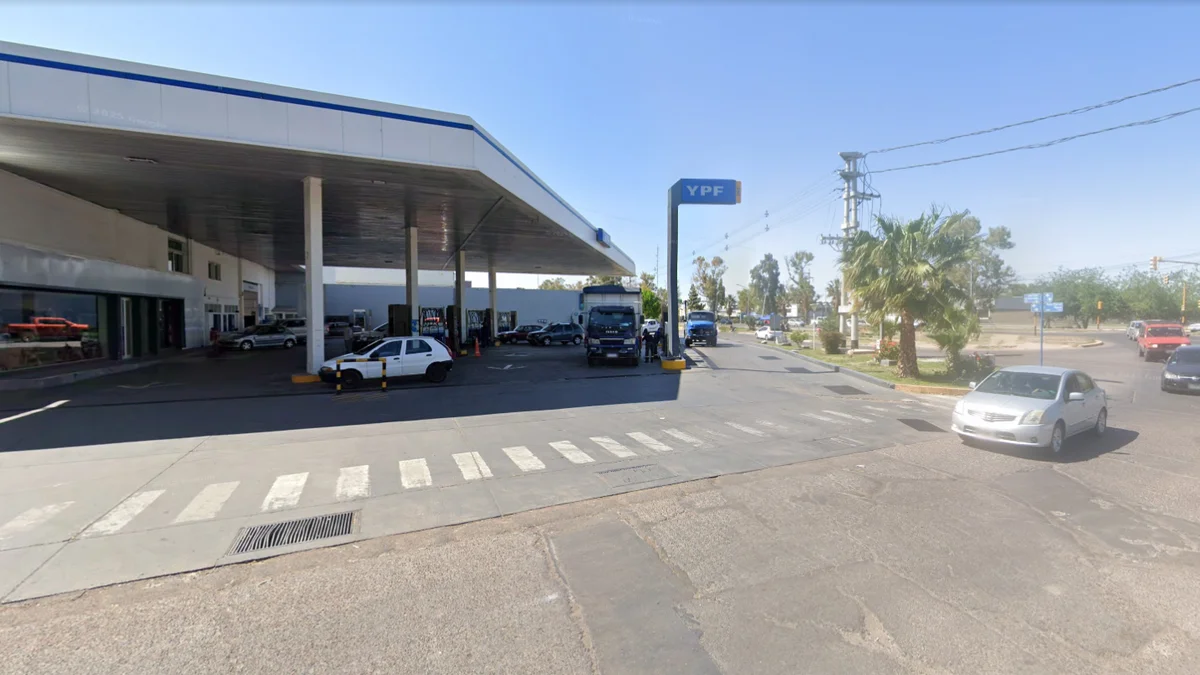 Dejó estacionado su camión frente a una estación de servicio, bajó a comprar y le robaron 10 mil dólares