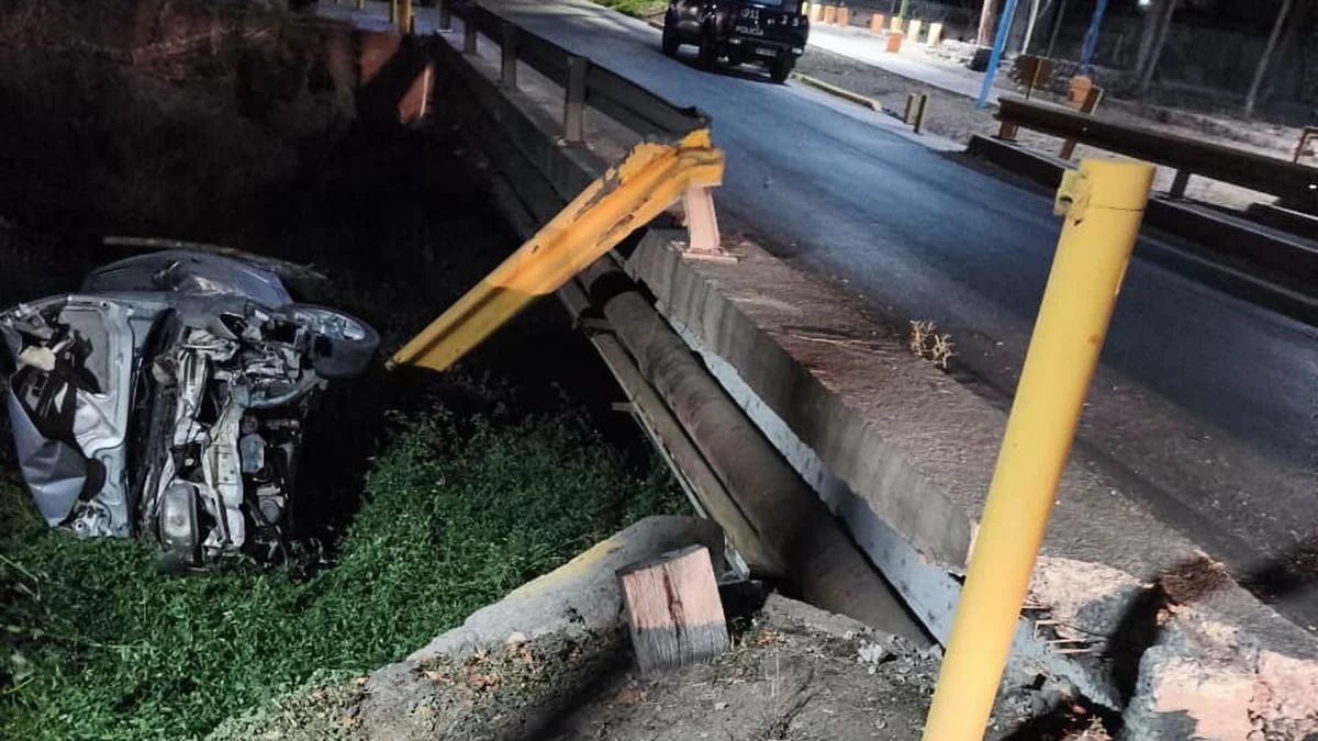 Grave accidente en Lavalle: un conductor volcó y terminó dentro de un canal