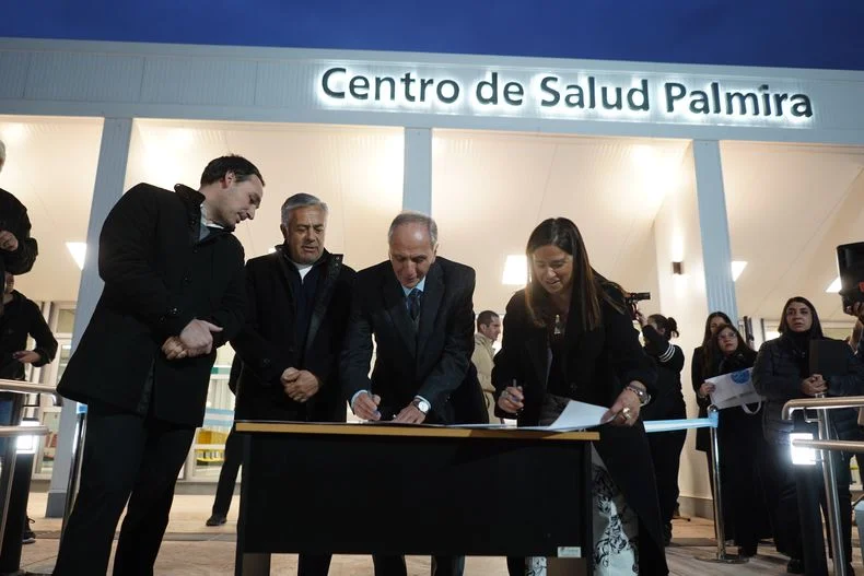 El ministro de Salud, Rodolfo Montero junto al gobernador Alfredo Cornejo; el intendente de San Mart&iacute;n, Ra&uacute;l Rufeil y la subsecretaria de Infraestructura, Marit&eacute; Badu&iacute;.