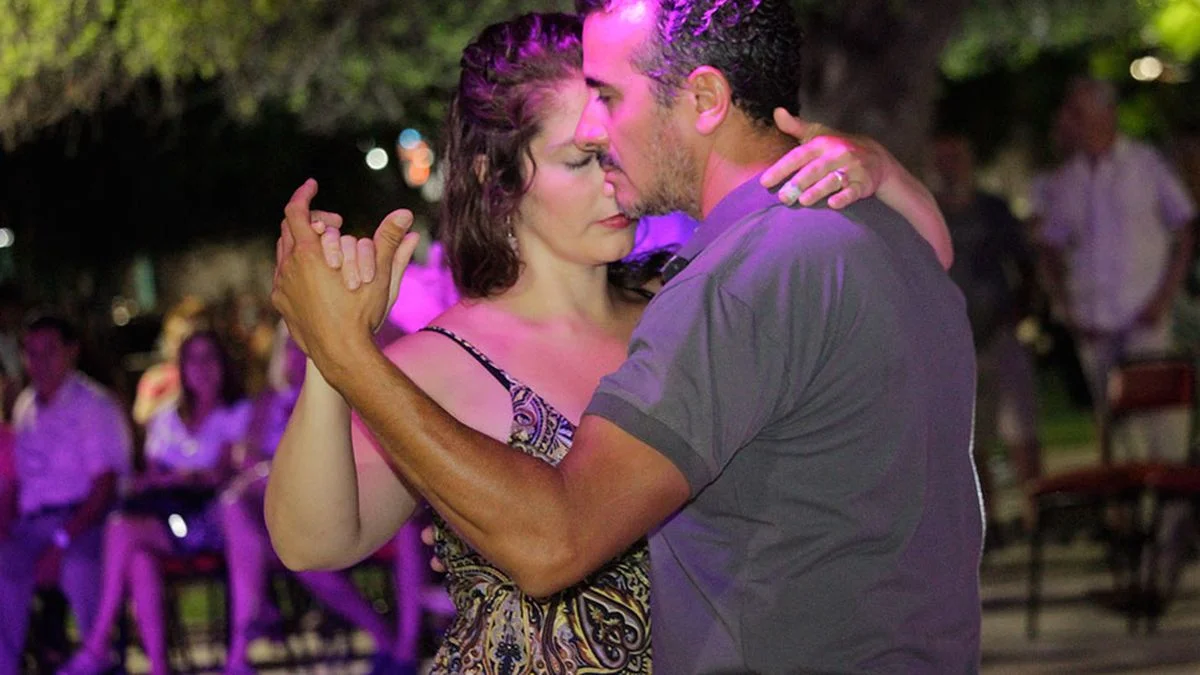 Darán clases abiertas y gratuitas de tango en la Plaza Godoy Cruz