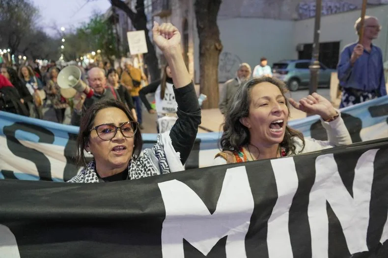 Postal de la marcha contra San Jorge en las calles de Mendoza este viernes. 