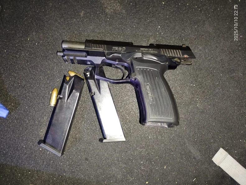 Pistola secuestrada en Guaymallén, durante el operativo de la UAP.