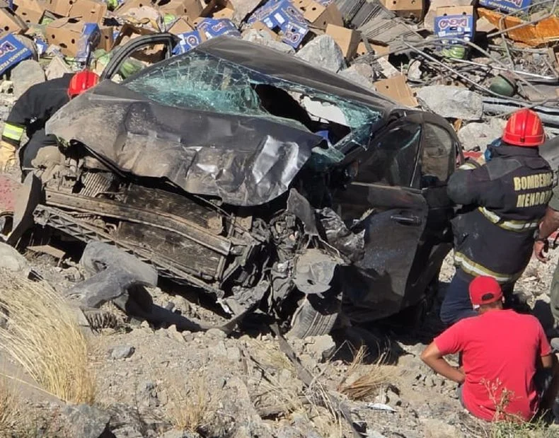 Así quedó uno de los vehículos que desbarrancó tras el accidente.