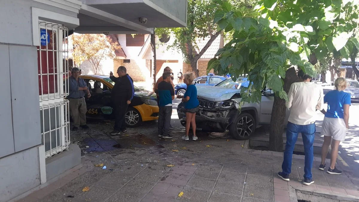 Accidente entre una camioneta y un taxi en Ciudad: dos heridos trasladados al Central