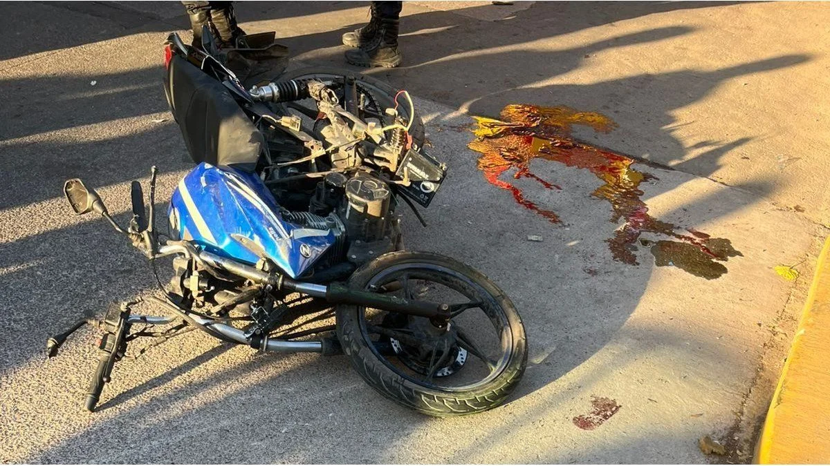 Un joven murió tras chocar con una moto robada contra un colectivo en Las Heras