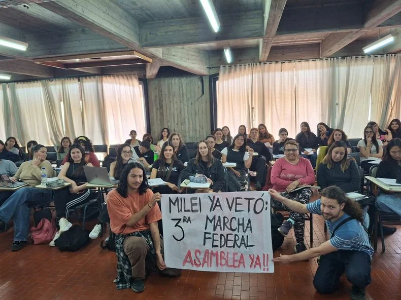 Ciencias Pol&iacute;ticas debati&oacute; las implicancias del veto y un plan de lucha para salir a las calles.&nbsp;