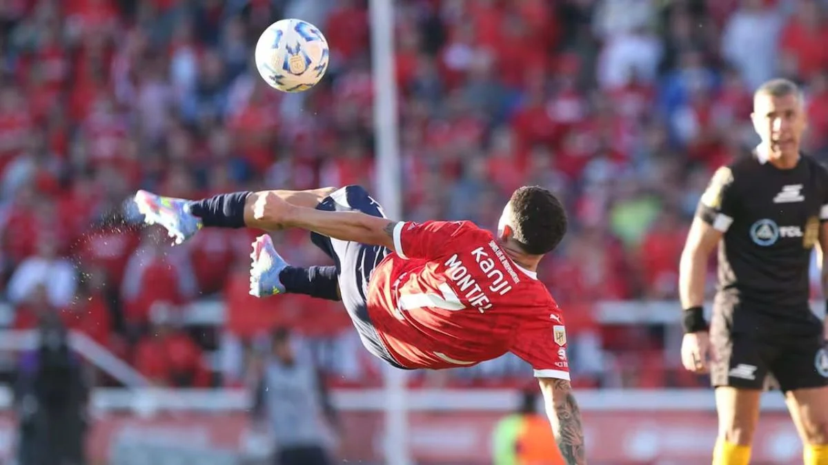El golazo que hizo historia: Montiel se impuso a las estrellas del fútbol mundial y ganó el Premio Puskas