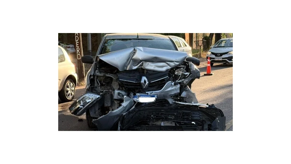 Aparatoso choque frontal entre dos autos en Luján dejó a un conductor herido