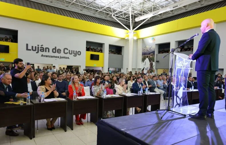 El intendente de Luján, Esteban Allasino abre el período de Sesiones Ordinarias ante los concejales y vecinos. 
