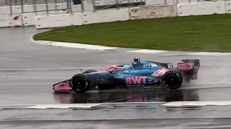 Gasly girando en Silverstone con el A526.