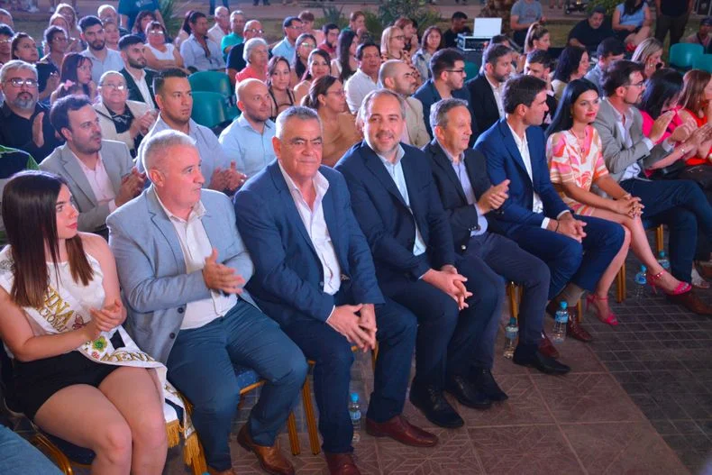 Edgardo Gonz&aacute;lez (PJ), Mat&iacute;as Stevanato (Maip&uacute;), Celso Jaque (Malarg&uuml;e), Emir Andraos (Tunuy&aacute;n) y Flor Dest&eacute;fanis (Santa Rosa). Los intendentes del PJ se dividen con las decisiones electorales.&nbsp;