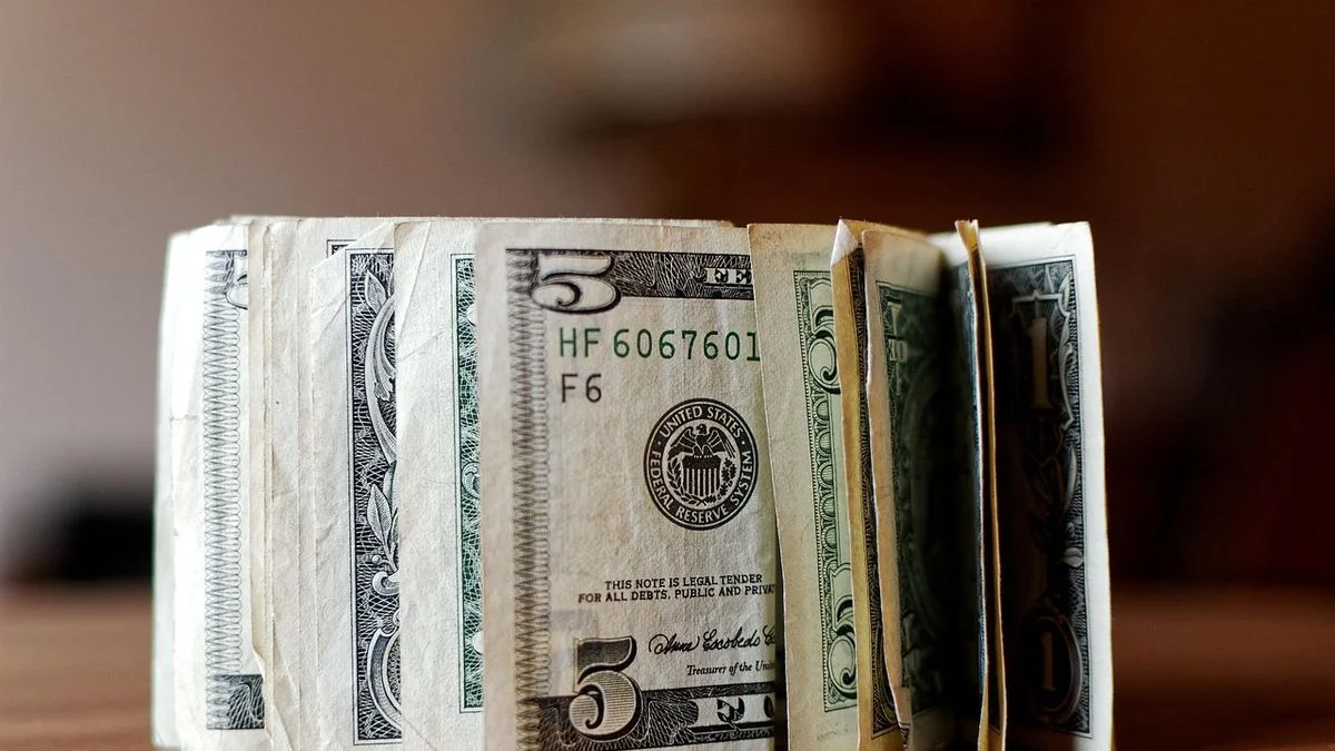 El dólar oficial volvió a cerrar en baja: en cuánto quedó y a qué se debe