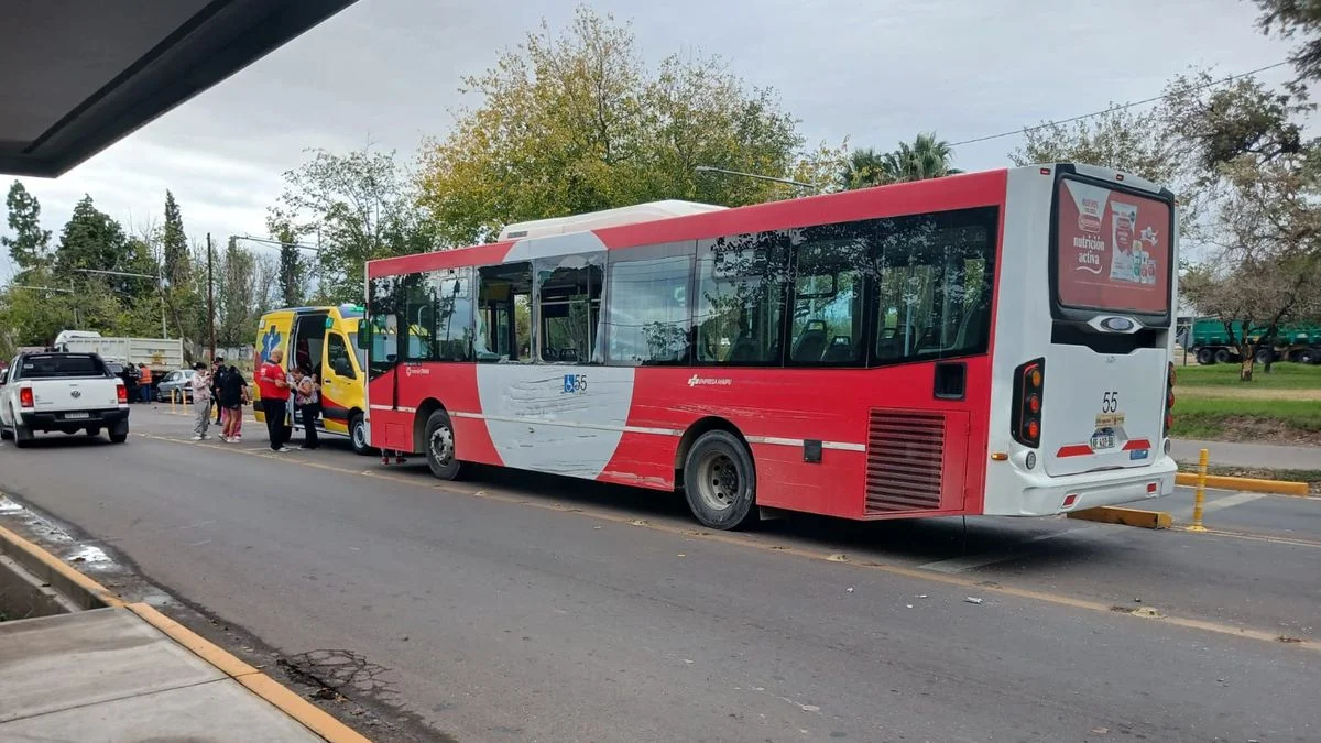 Choque entre un colectivo y un camión en Guaymallén dejó varios pasajeros lesionados