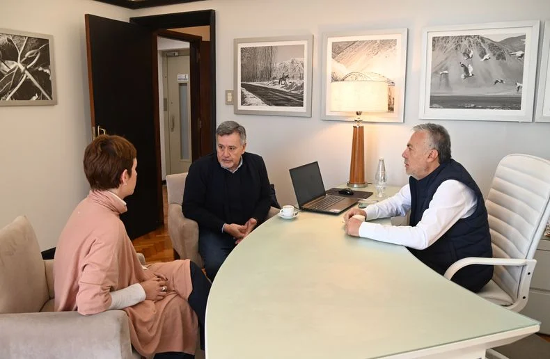 El gobernador Alfredo Cornejo junto a Héctor Laspada, elegido para integrar el Directorio del EPRE y la ministra de Energía, Jimena Latorre. 