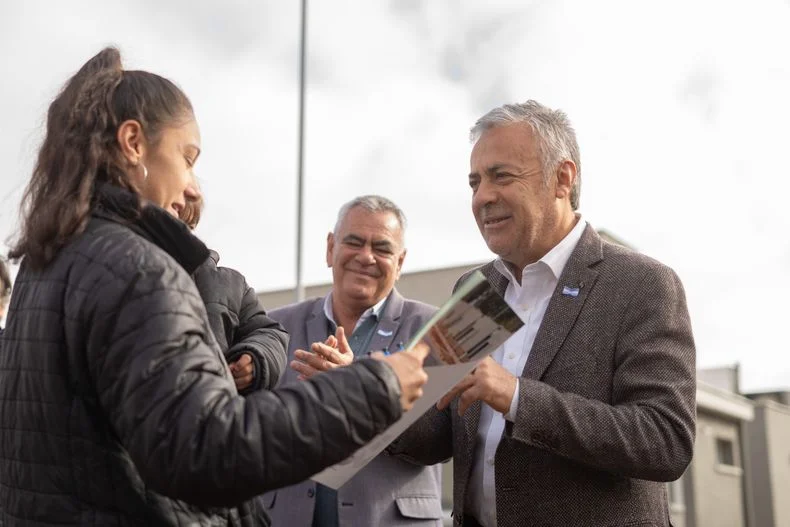 Cornejo entregó casas en Lavalle