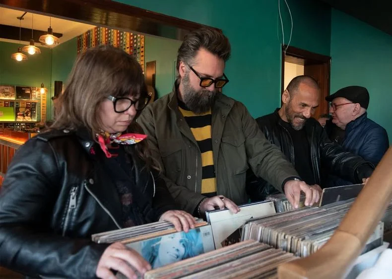 Postales de una edici&oacute;n realizada en un bar de Chacras de Coria, con feriantes de vinilo y DJs en acci&oacute;n.