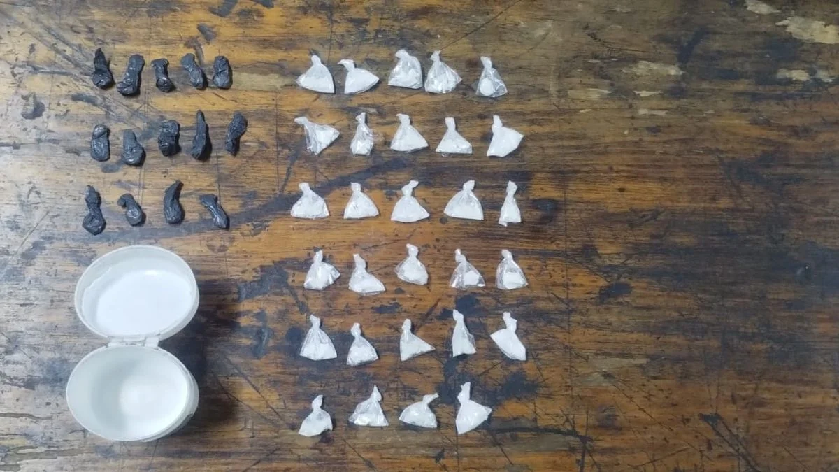 Detienen a un hombre que llevaba escondidos 43 envoltorios de cocaína en un desodorante