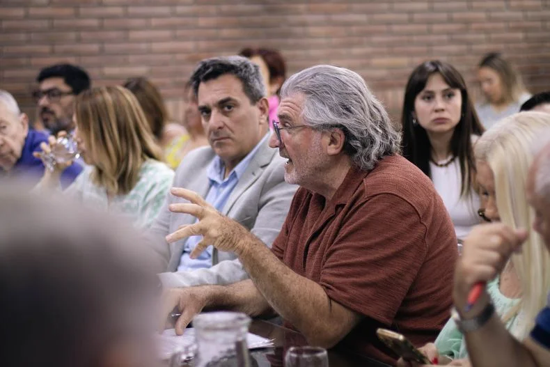 Ramón en una de sus habituales exposiciones cuando hay temas calientes, y medios de comunicación. La enmienda constitucional no fue el caso. 