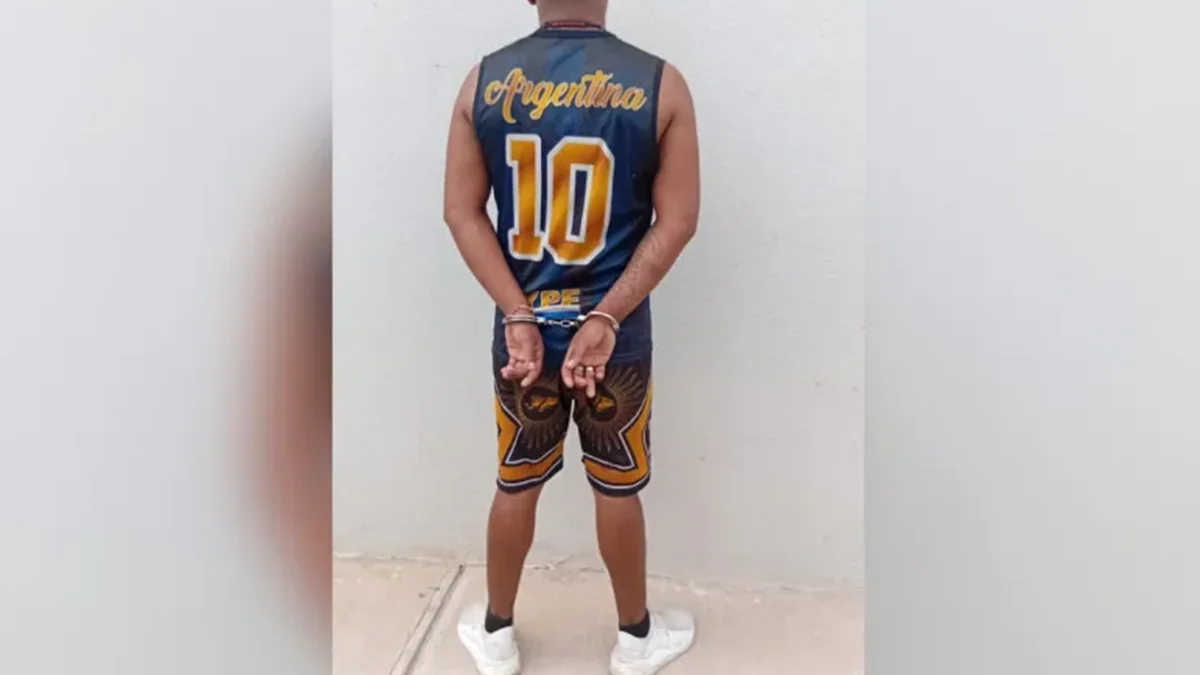 Actitud sospechosa: la Policía les pidió identificación y descubrió que uno tenía pedido de captura por robo