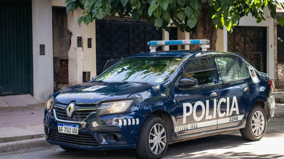 Los sorprendieron remolcando una camioneta para robarla y terminaron detenidos