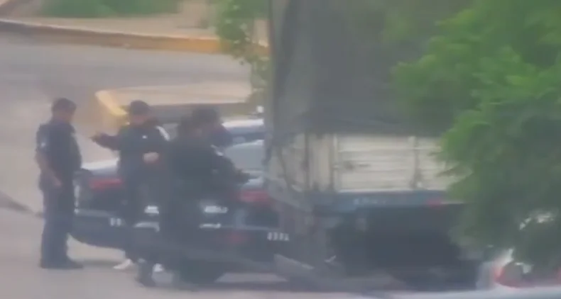 Momento en que detienen a los sospechosos
