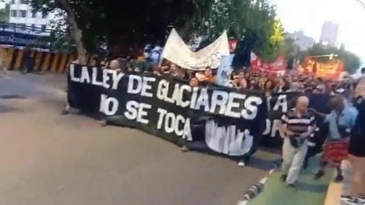 Marcha por los Glaciares en Mendoza: la Policía gaseó manifestantes y el Gobierno denunció "encapuchados"