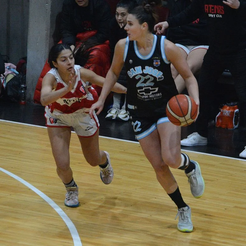 Nacha P&eacute;rez, figura del Santo que va por el Apertura.