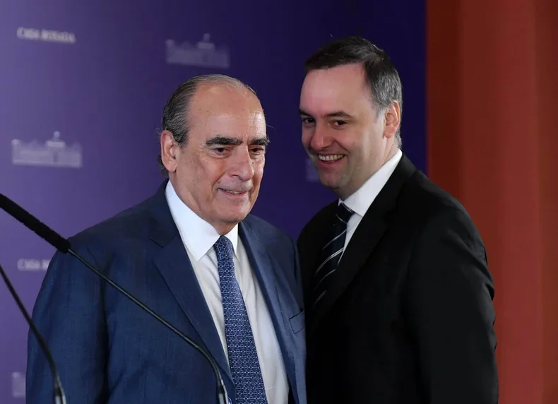 Guillermo Francos y Manuel Adorni, ex y actual jefe de Gabinete. Debuta en la &uacute;ltima reuni&oacute;n del Consejo de Mayo antes de conocer las reformas.&nbsp;