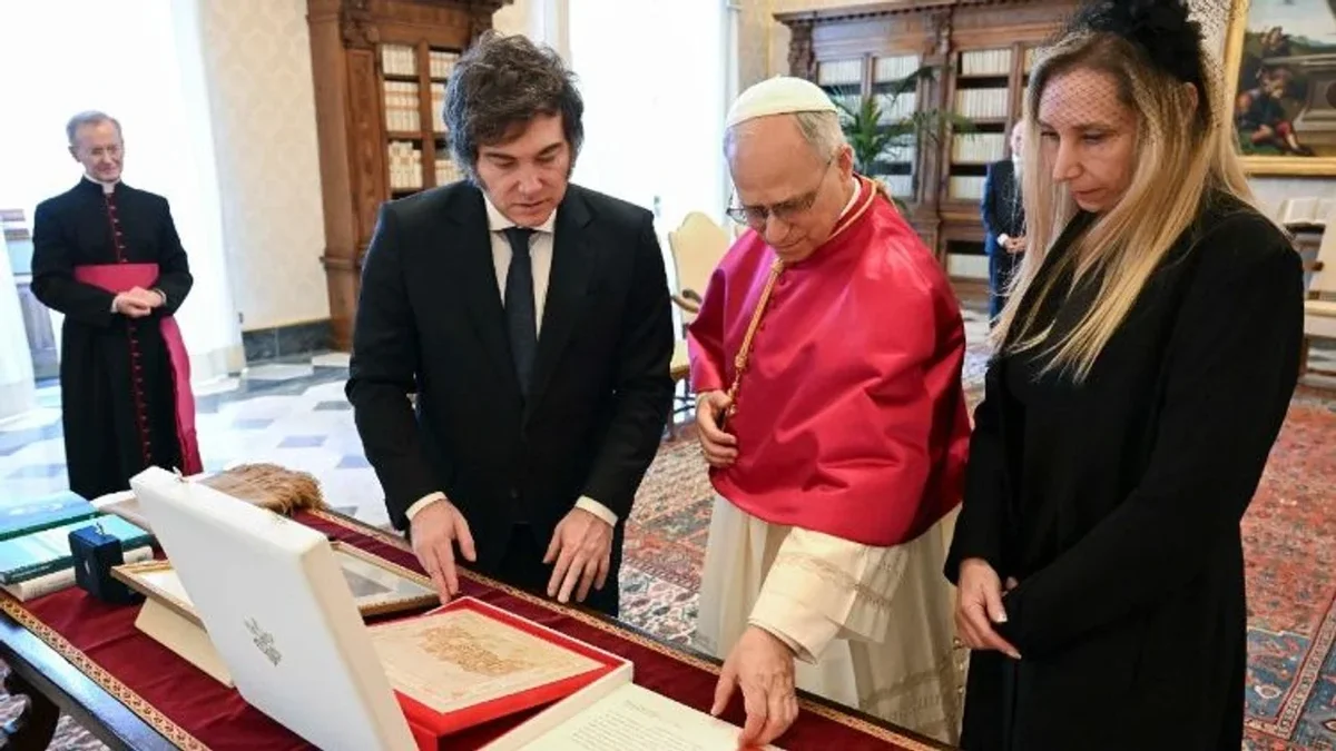 Según el gobierno, el papa León XIV le confirmó a Milei que visitará Argentina