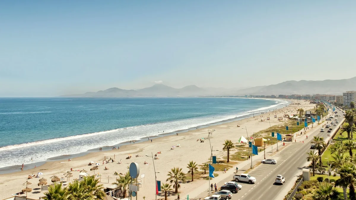 Multas por fumar o tomar alcohol en las playas de Chile: de cuánto son los valores en pesos argentinos