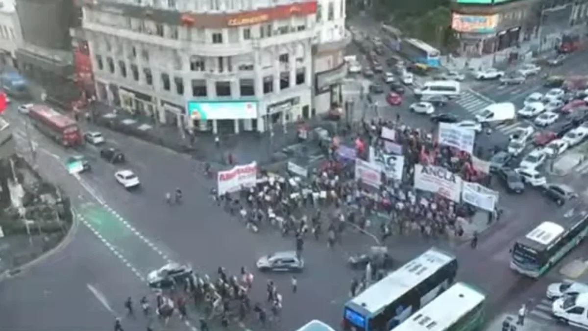 Reforma laboral: el día arrancó agitado con cortes de tránsito en la previa del debate en el Senado