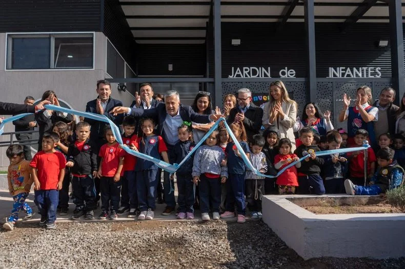 Alfredo Cornejo junto a funcionarios, docentes y alumnos.&nbsp;