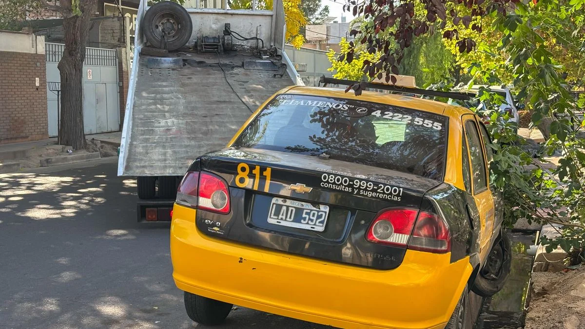 Un taxista que manejaba ebrio por calles de Guaymallén cayó a una acequia