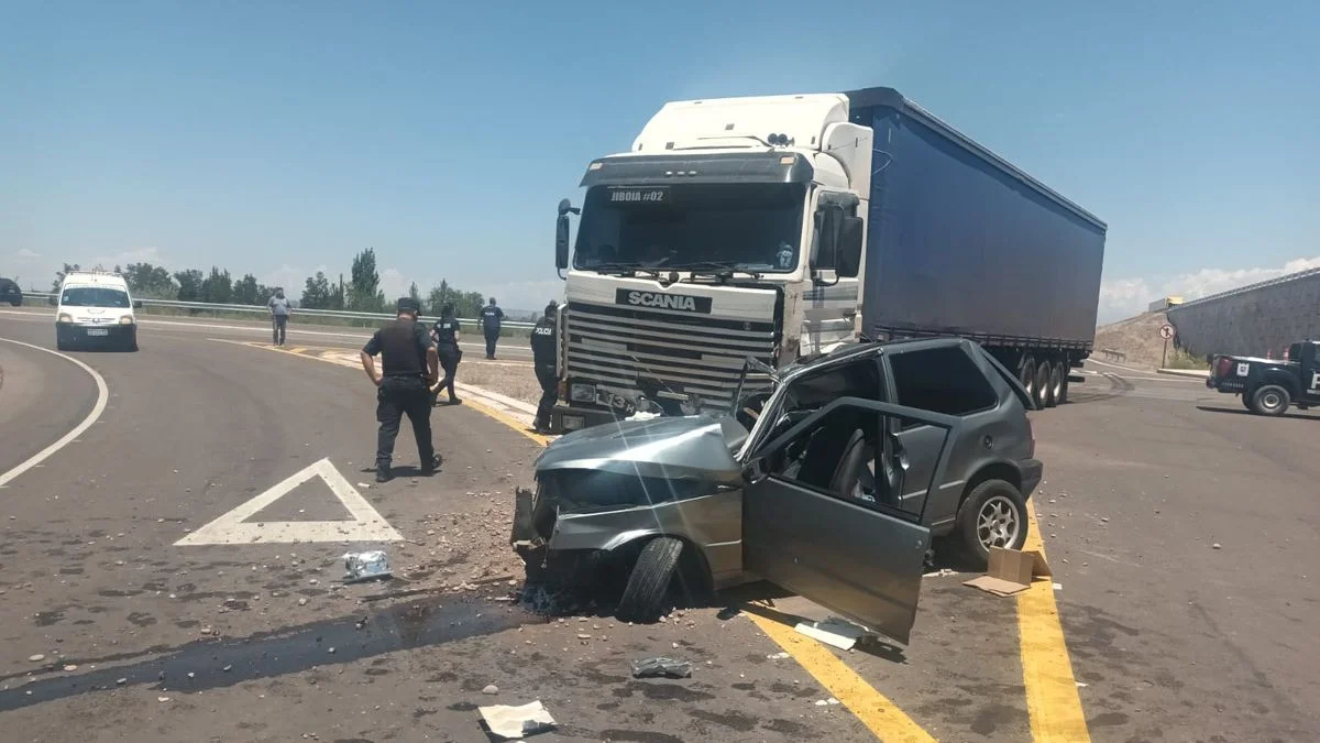 Violento choque entre un camión y un auto: dos heridos graves