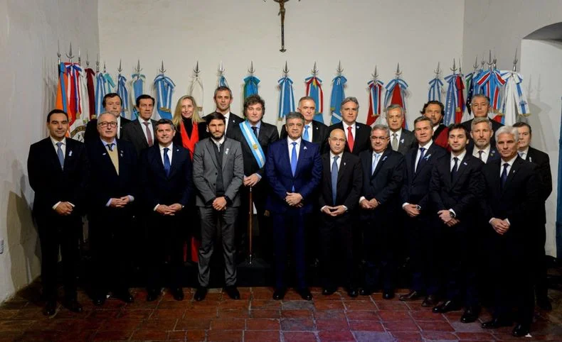 La foto del Pacto de Mayo. ¿Puro humo?