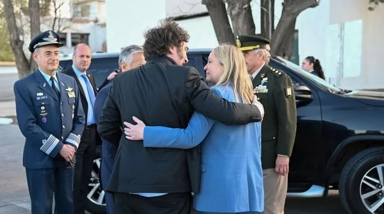 El presidente Javier Milei junto a la vicegobernadora Hebe Casado.&nbsp;