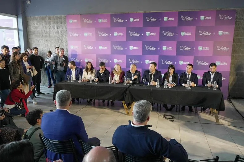 El gobernador Alfredo Cornejo y Luis Petri lideraron la presentación de candidatos a diputados nacionales. 