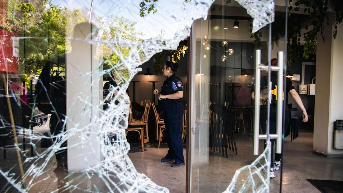 Otra vez reventaron la vidriera y robaron en un conocido café frente al parque Cívico