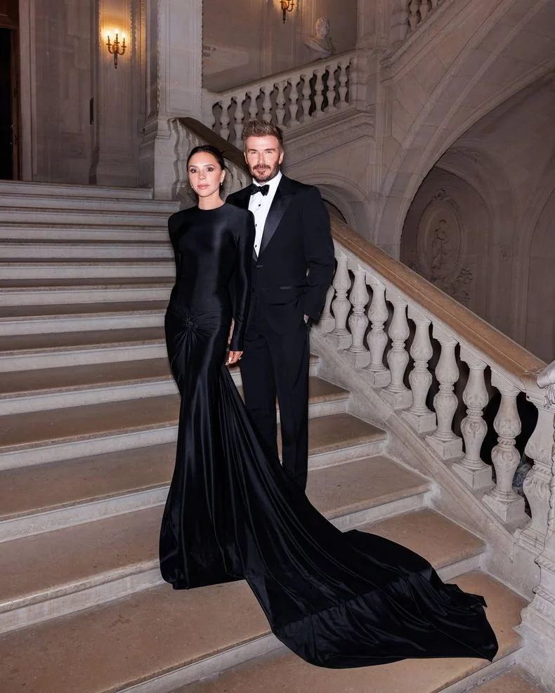 La elegante pareja pos&oacute; en compos&eacute;
