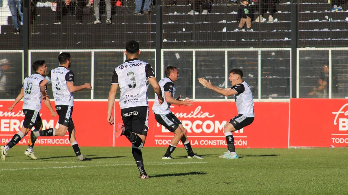 Gimnasia derrotó a Chaco For Ever y se subió a lo más alto de la Primera Nacional