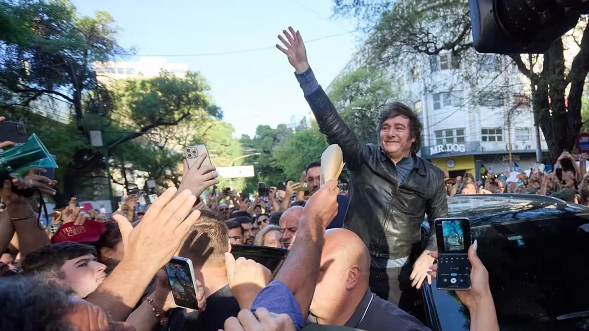 Milei llega a Santiago del Estero y Tucumán en el tramo final de la campaña
