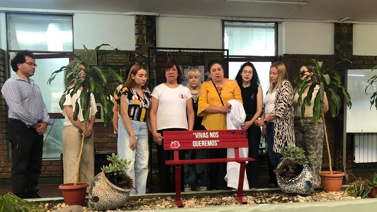 Banco rojo por el femicidio de Rocío Collado en San Rafael, un símbolo de lucha y justicia