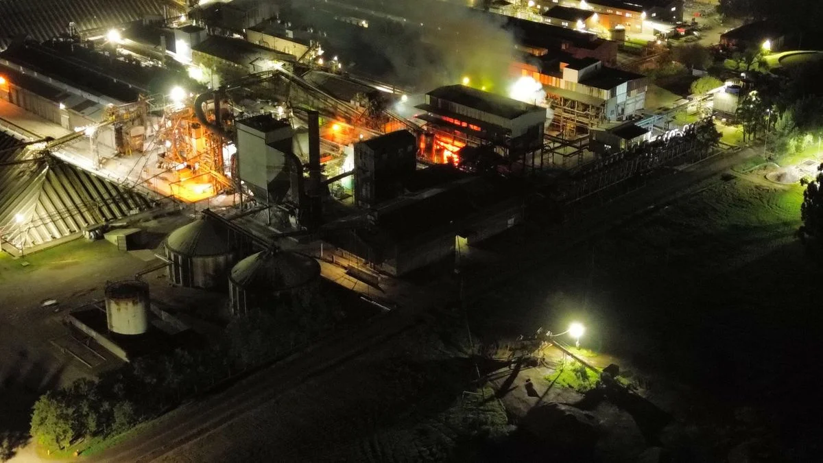 Voraz incendio en una planta de Vicentin en Santa Fe: varias dotaciones de bomberos combatieron las llamas