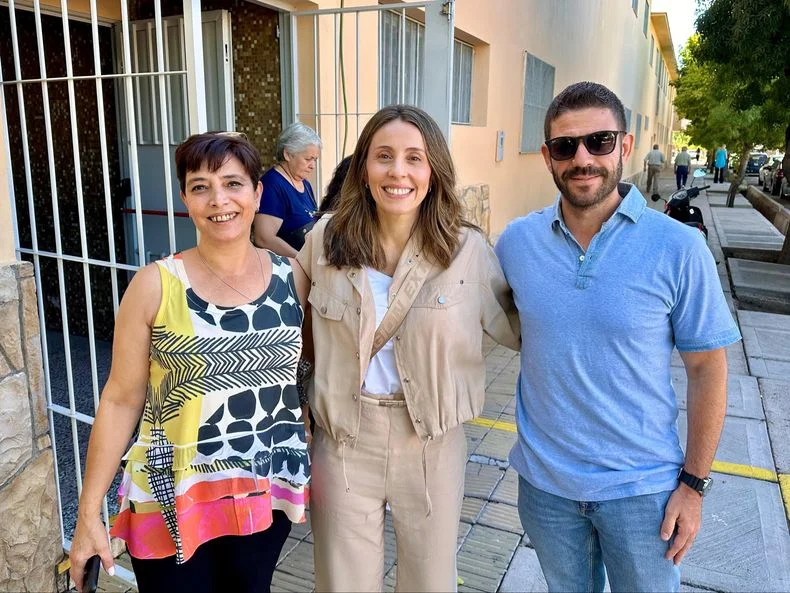 Magalí Cozzari, en el centro, la cara del triunfo en Rivadavia. 