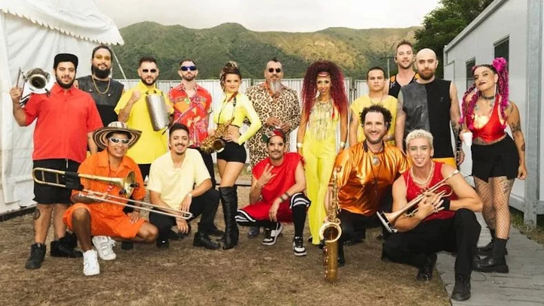 La Delio Vald&eacute;z con indumentaria fiel a su esencia tropical.